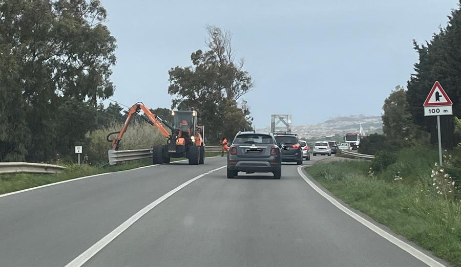 Taglio dell’erba: code chilometriche sulla 387