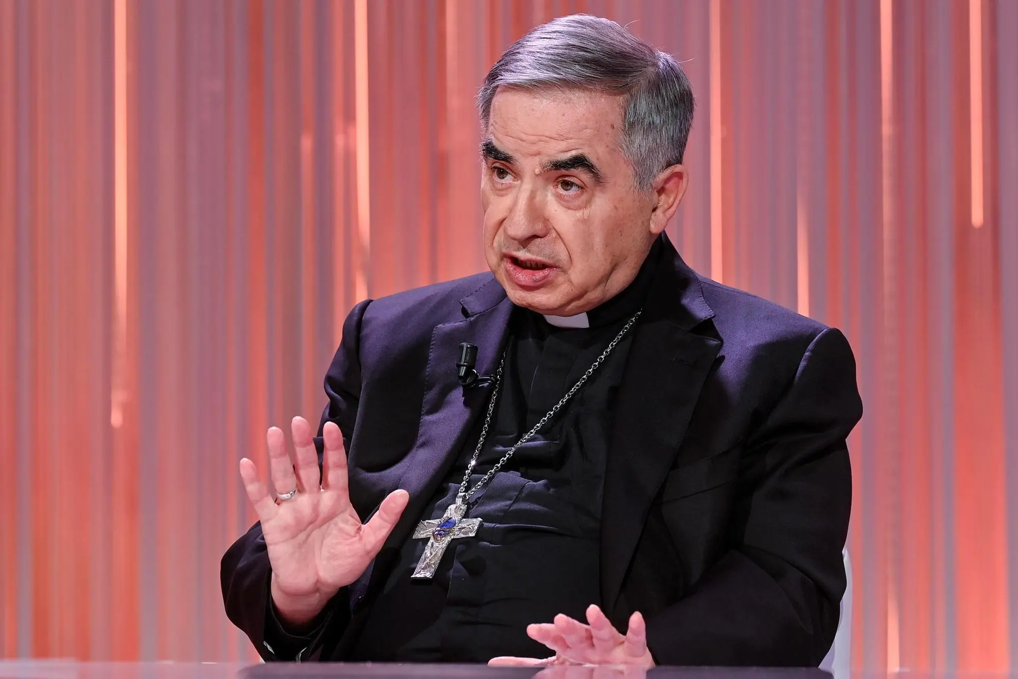 Il cardinale Angelo Becciu (foto Ansa)