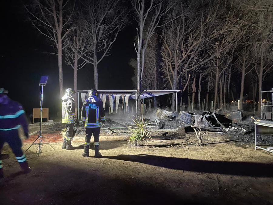 Lotzorai, rogo nella notte sul litorale: chiosco-bar distrutto dalle fiamme