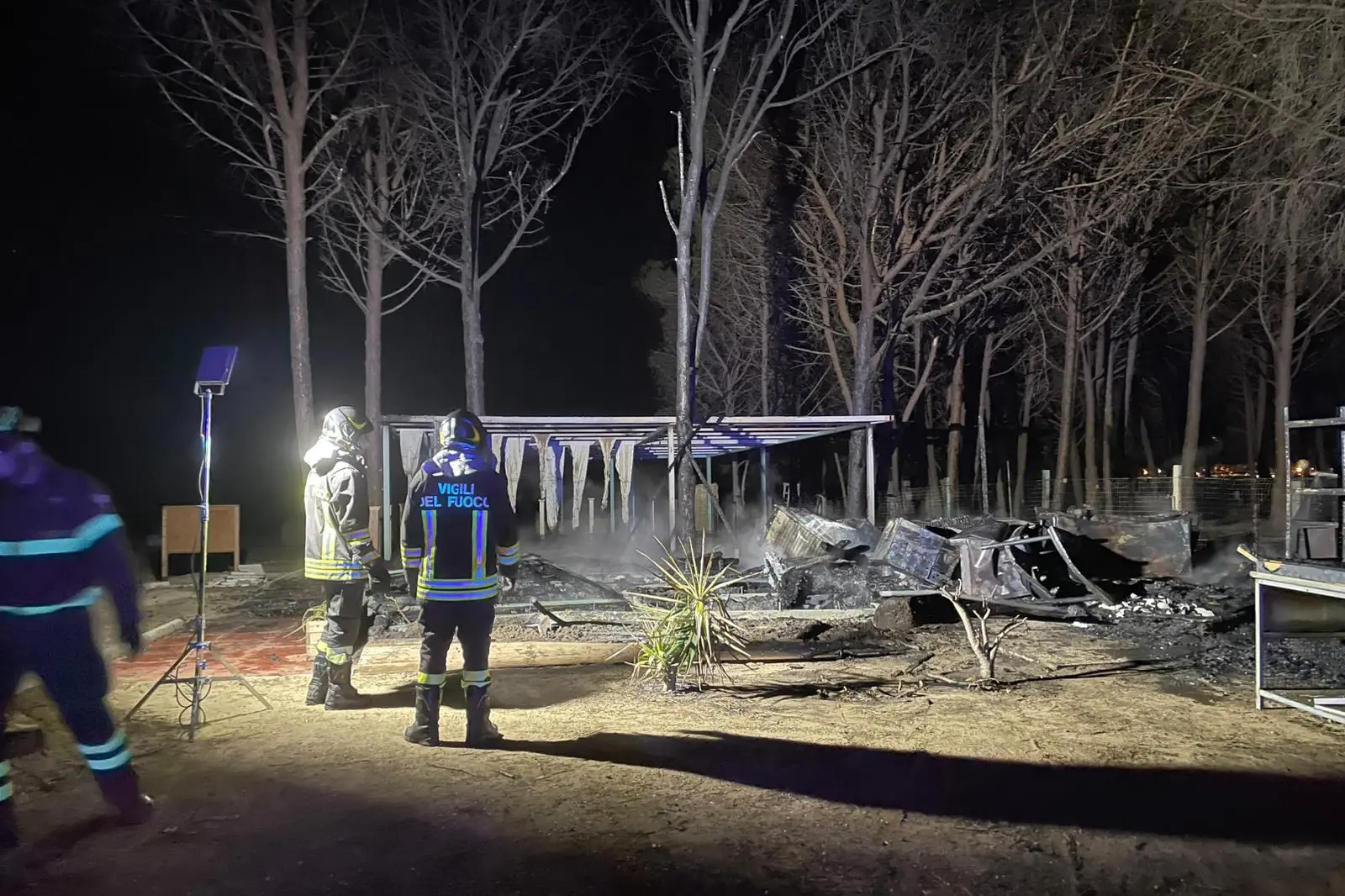 I vigili del fuoco davanti alla struttura bruciata