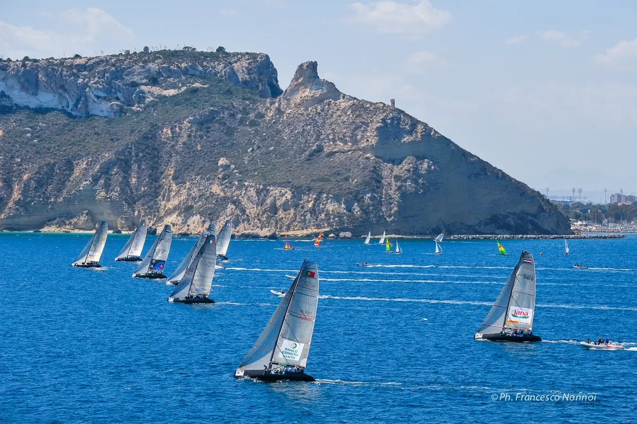 Una regata internazionale nel Golfo degli Angeli (credit Franco Nonnoi)