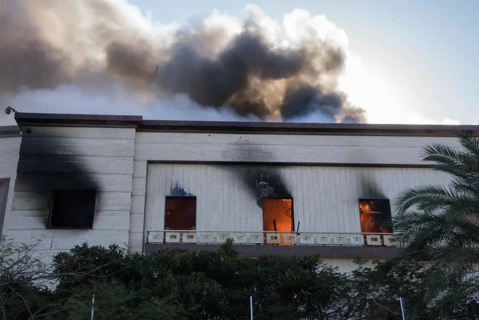 Le fiamme al ministero degli Esteri attaccato a Tripoli (Ansa)
