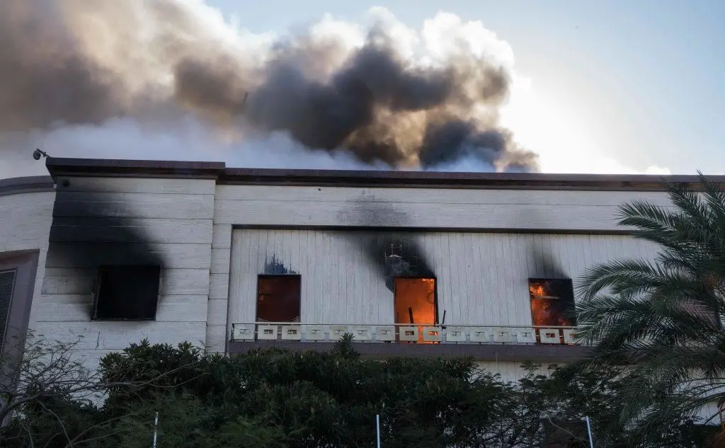 Le fiamme al ministero degli Esteri attaccato a Tripoli (Ansa)
