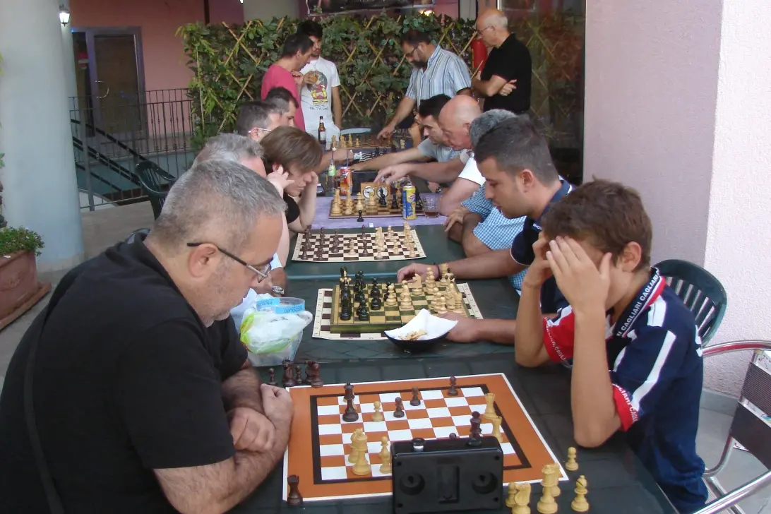 Alcuni membri del circolo scacchistico Arzachess durante una partita (foto concessa da Giuseppe Corbo, presidente dell'Arzachess).