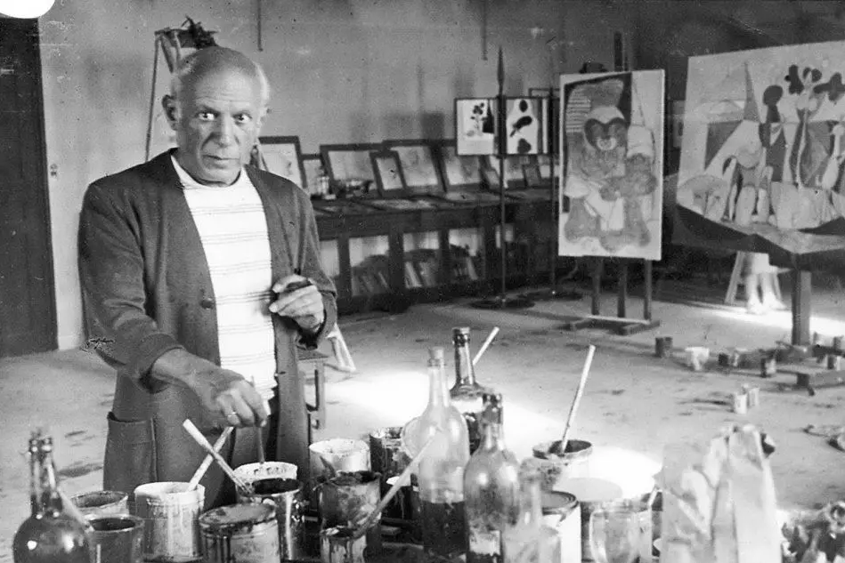 Pablo Picasso nel suo studio di Antibes (foto Ansa)