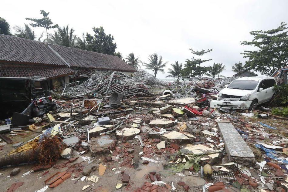 Il vulcano erutta e provoca uno tsunami, oltre 220 morti in Indonesia