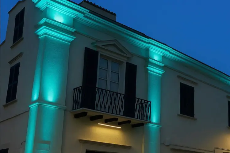 Il palazzo del marchese a illuminato di turchese (foto concessa)