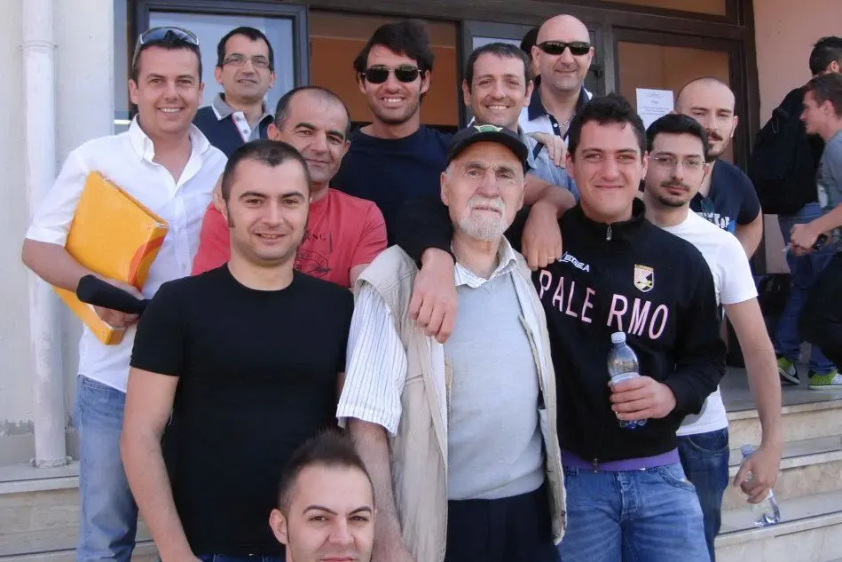 Cesare Massidda coi compagni di classe
