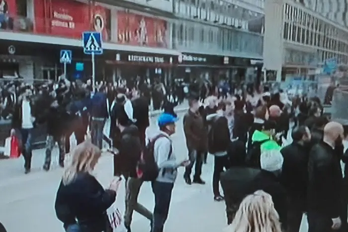 La folla sul luogo dell'attentato