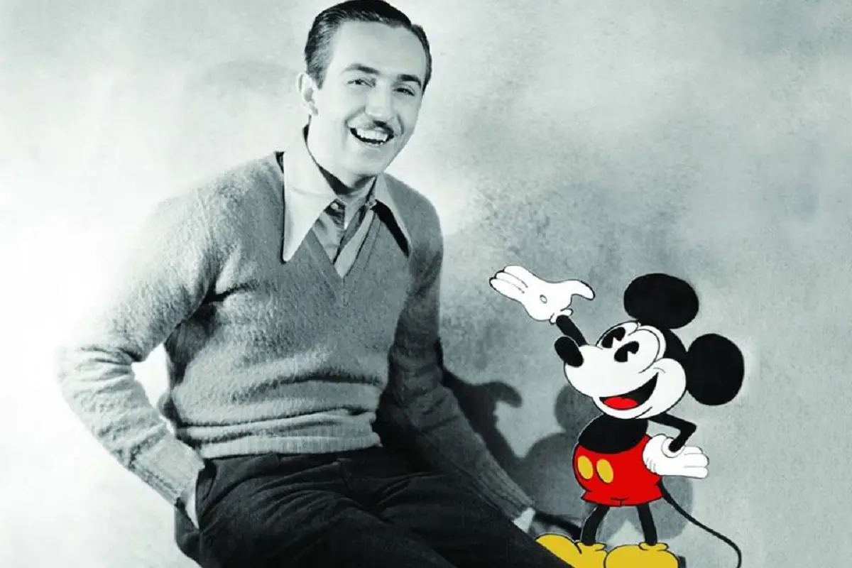 Walt Disney con Topolino (Archivio)