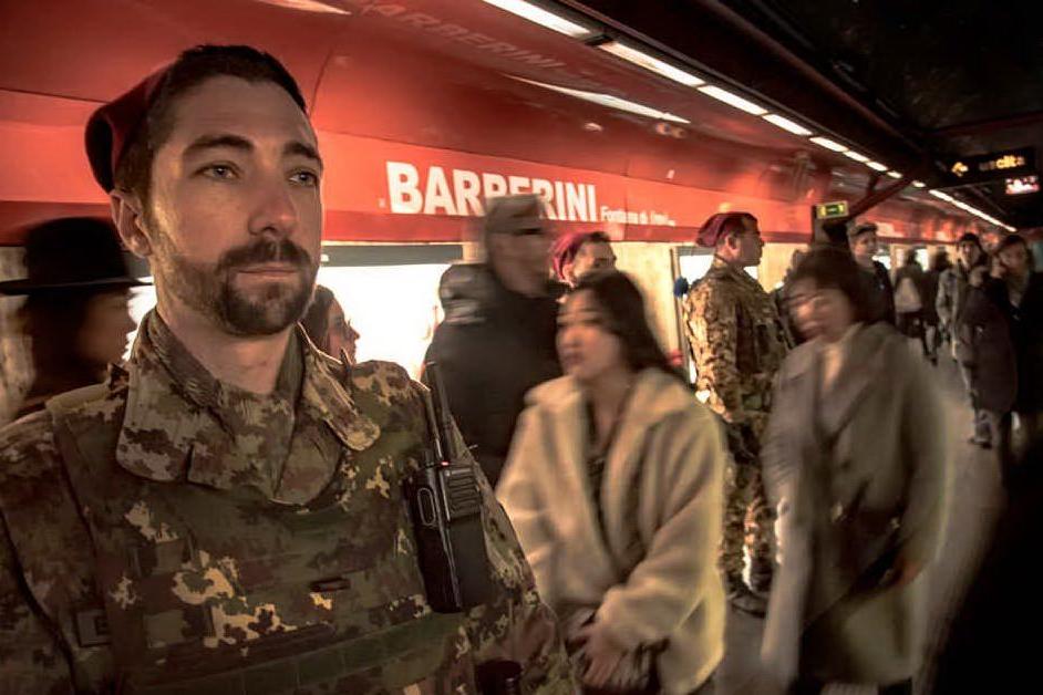 Furti in metro, militari della Brigata Sassari bloccano tre borseggiatori minorenni