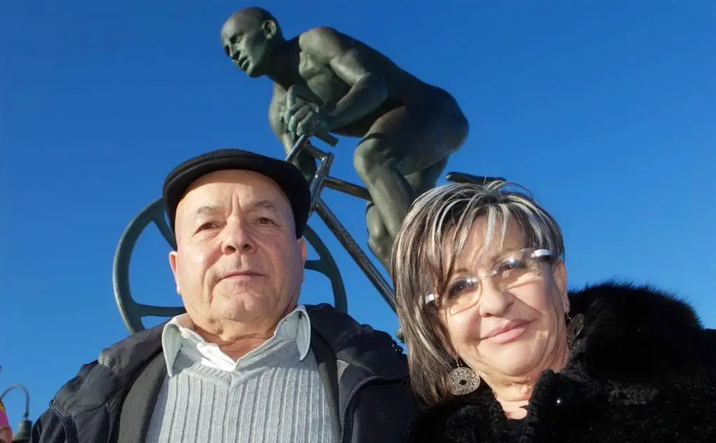 Paolo e Tonina Pantani e il monumento dedicato al figlio a Cesenatico (tutte le foto sono Ansa)