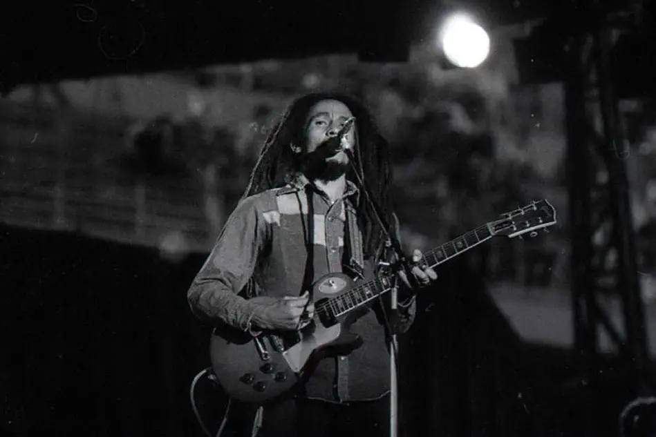 Bob Marley durante il concerto a Milano nel 1980 (Ansa)