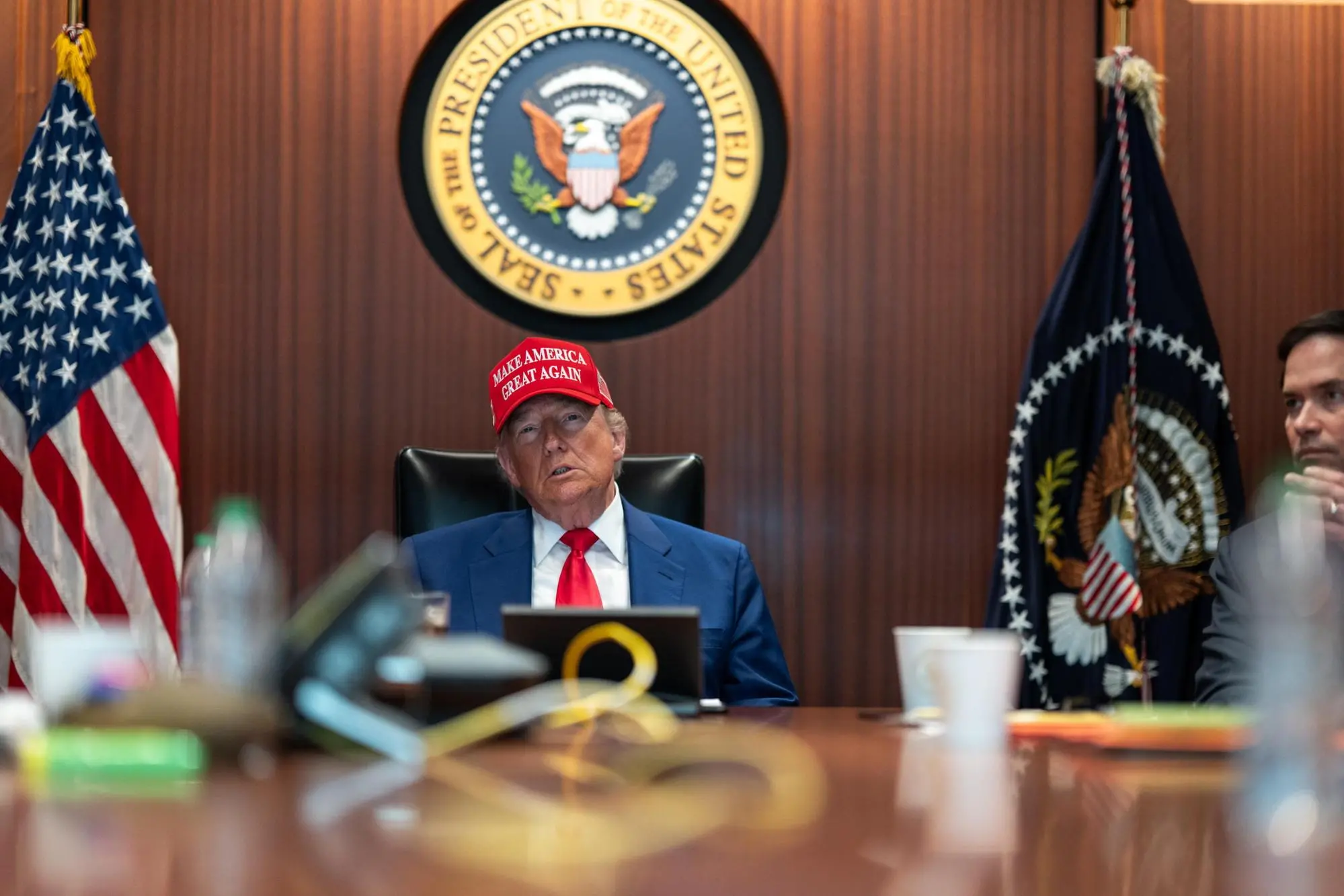 Donald Trump nella situation room /Ansa)