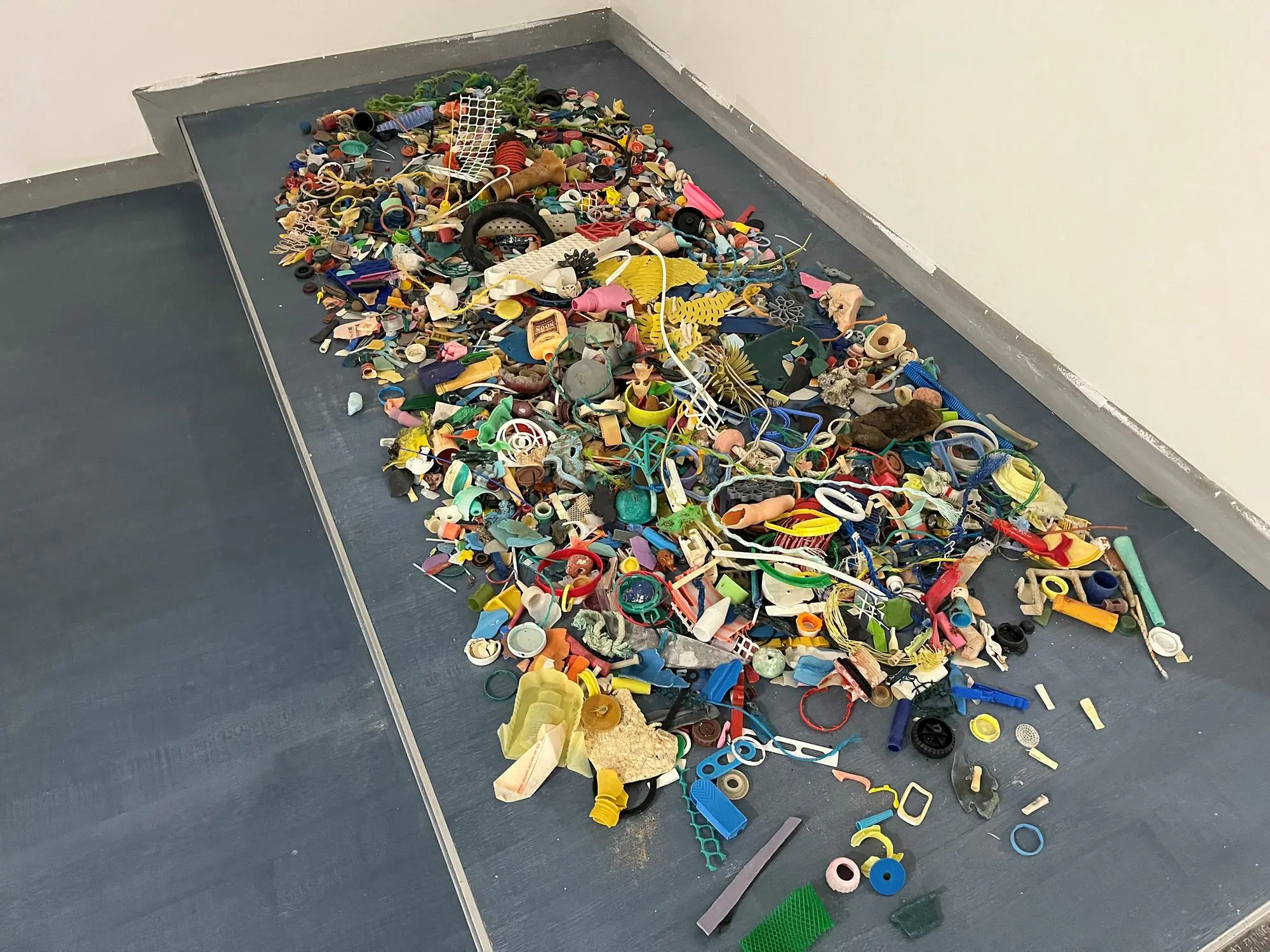 Oggetti in plastica raccolti in spiaggia durante tre ore di passeggiata (foto V. Pinna)