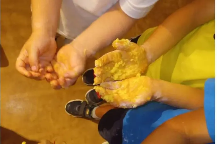 Bambini lavorano la pasta (foto Oggianu)