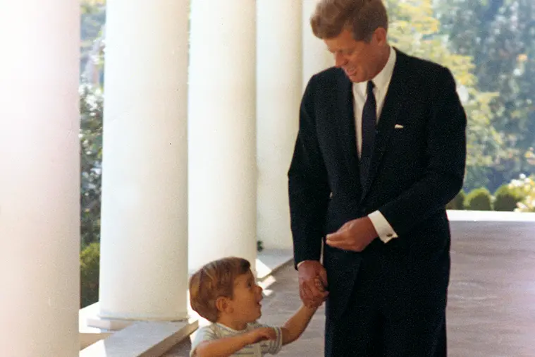 Nel 1963 insieme al padre alla Casa Bianca (foto Wikipedia)