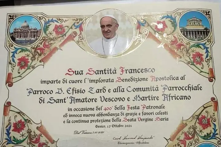 La pergamena del Papa (foto Sirigu)