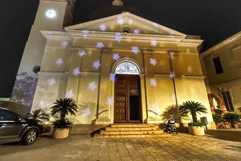 La chiesa di Burcei illuminata (foto Serreli)