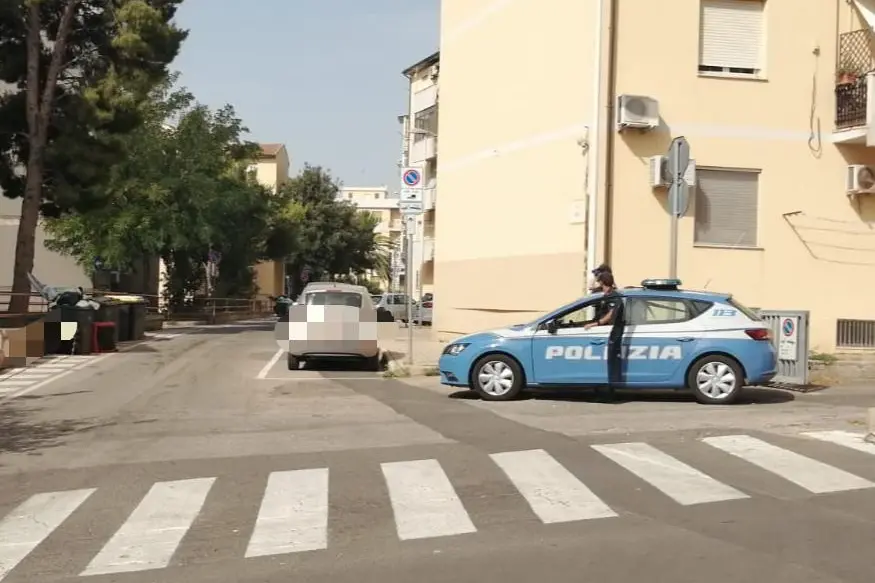 La squadra mobile in via Seruci