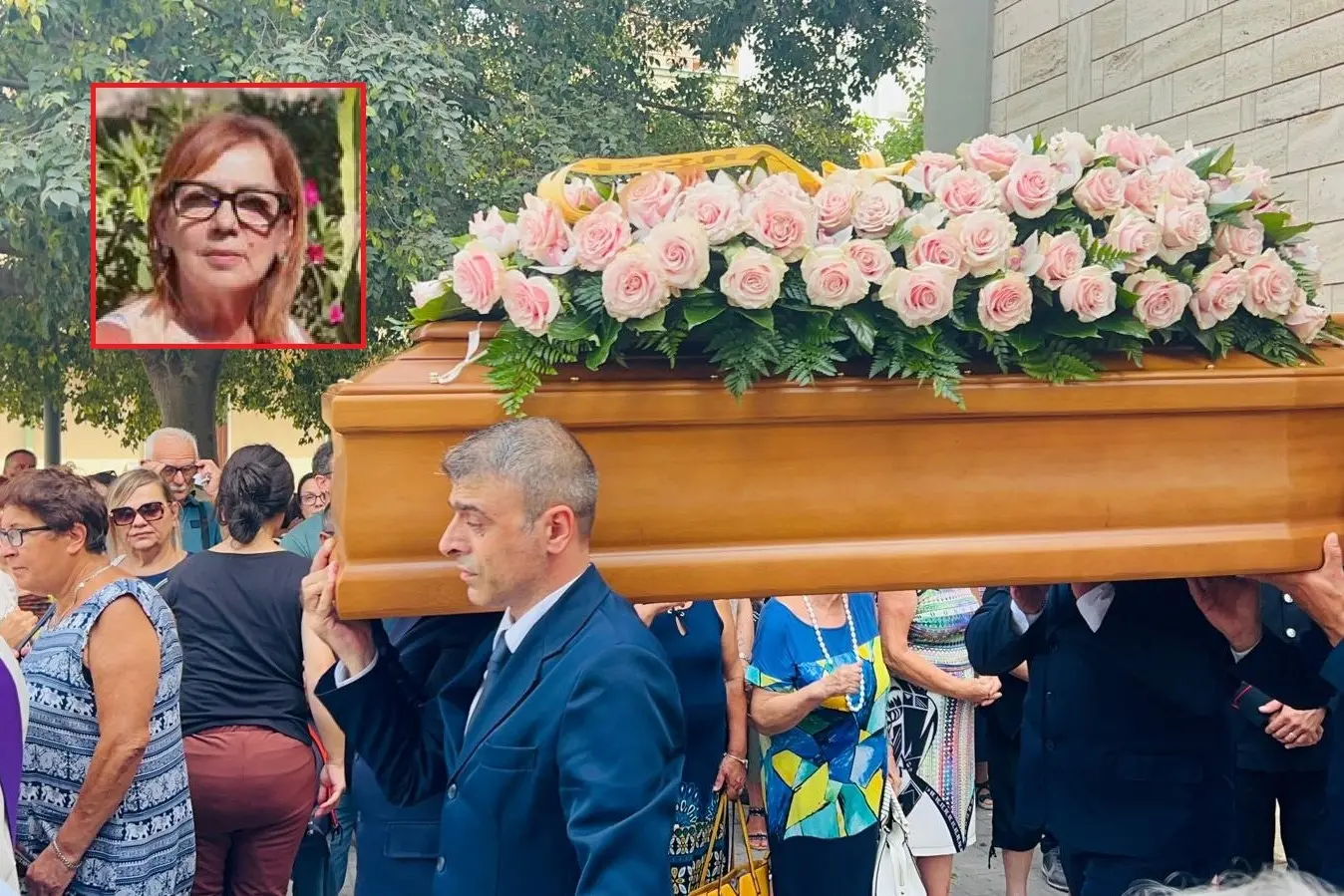 L'uscita della bara dalla chiesa (foto Marci) e, nel riquadro, Valeria Sollai