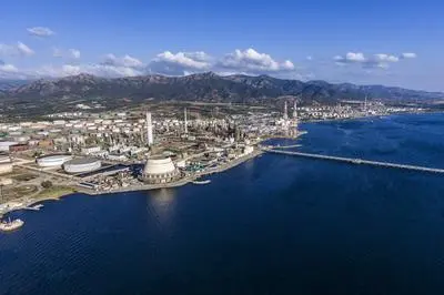 Una veduta aerea, dal mare, della raffineria di Sarroch
