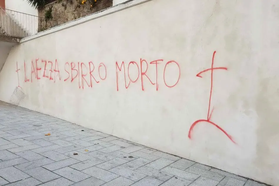 La scritta apparsa sui muri di Bolotana (Foto Oggianu)