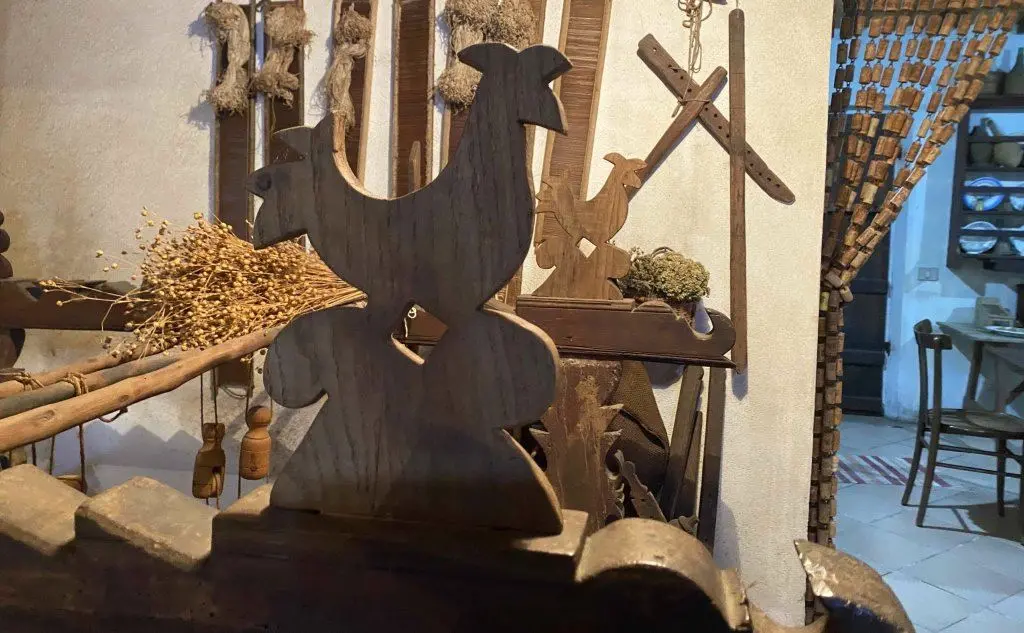 Rappresentazione di gallo su un vecchio telaio (foto Raggio)
