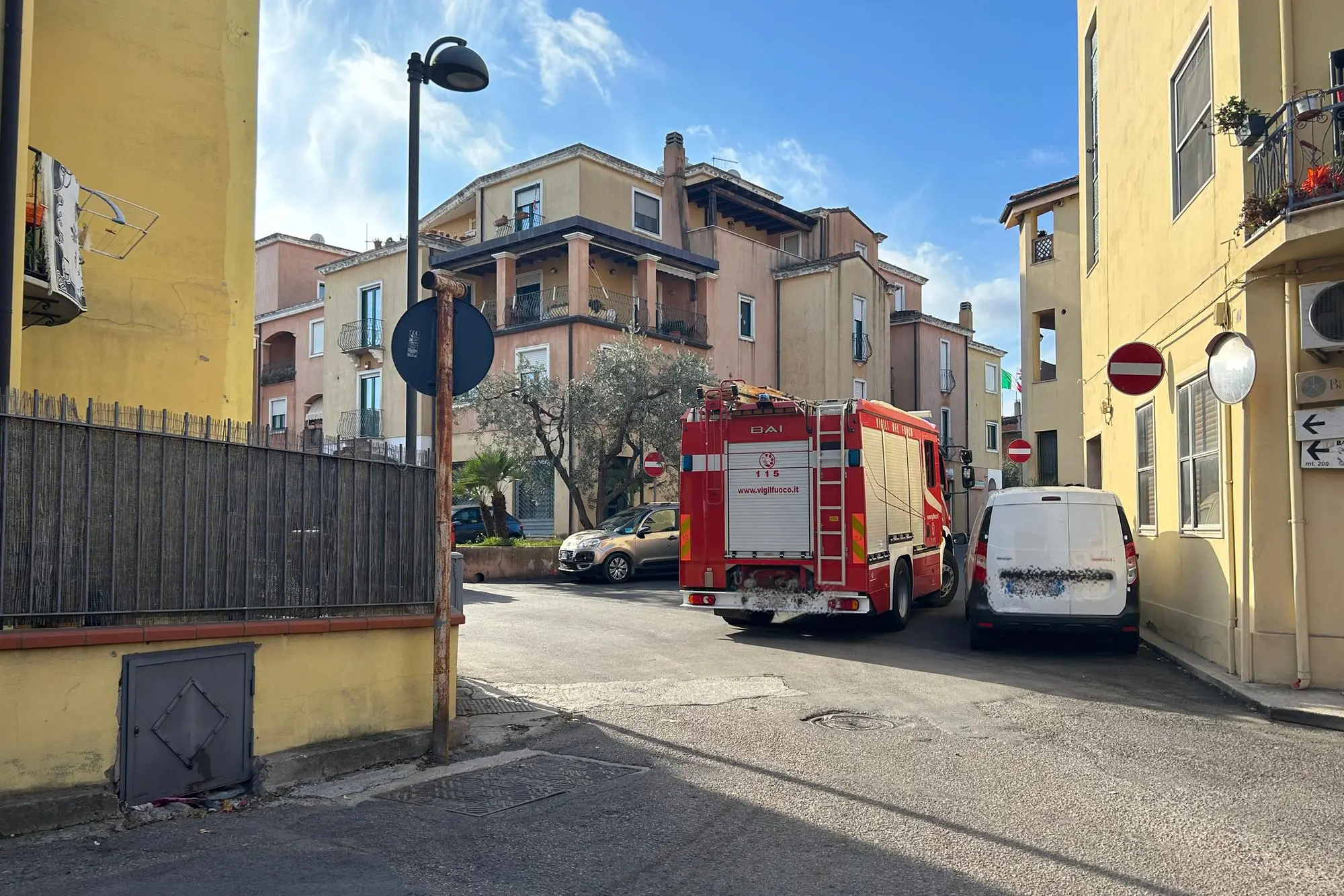 I Vigili del fuoco in via Oristano a Tortolì (foto Secci)
