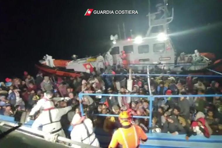 Barca con 280 migranti arriva a Lampedusa: a bordo anche 7 morti