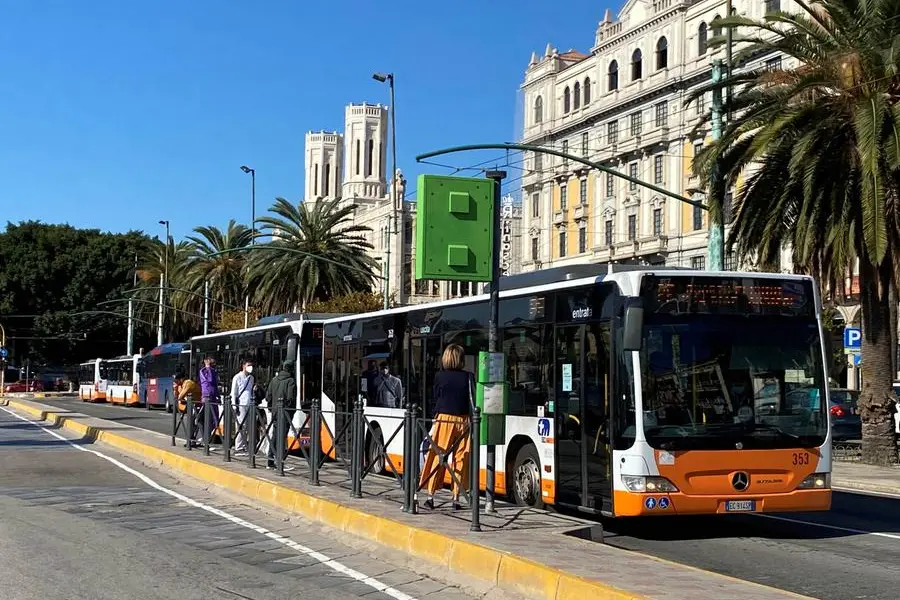 Bus nella\u00A0corsia\u00A0preferenziale\u00A0 a Cagliari (foto Max Solinas)