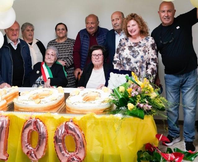 Festa per Antonia Cuccuru che ha spento cento candeline