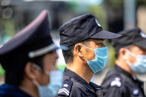 Poliziotti in Cina (Ansa)