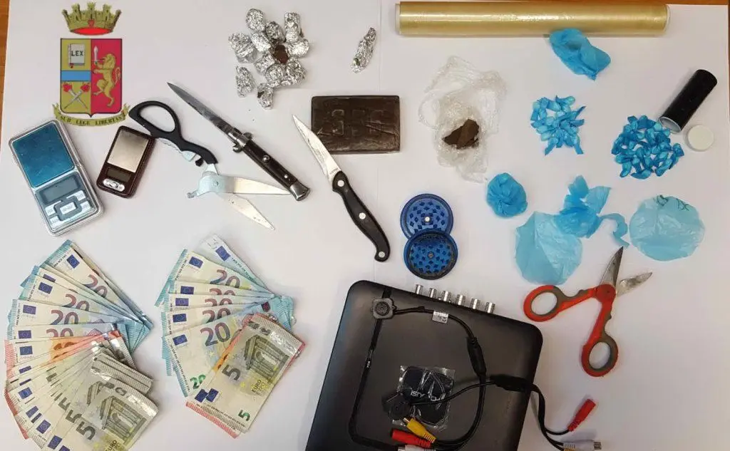 La droga e i soldi sequestrati