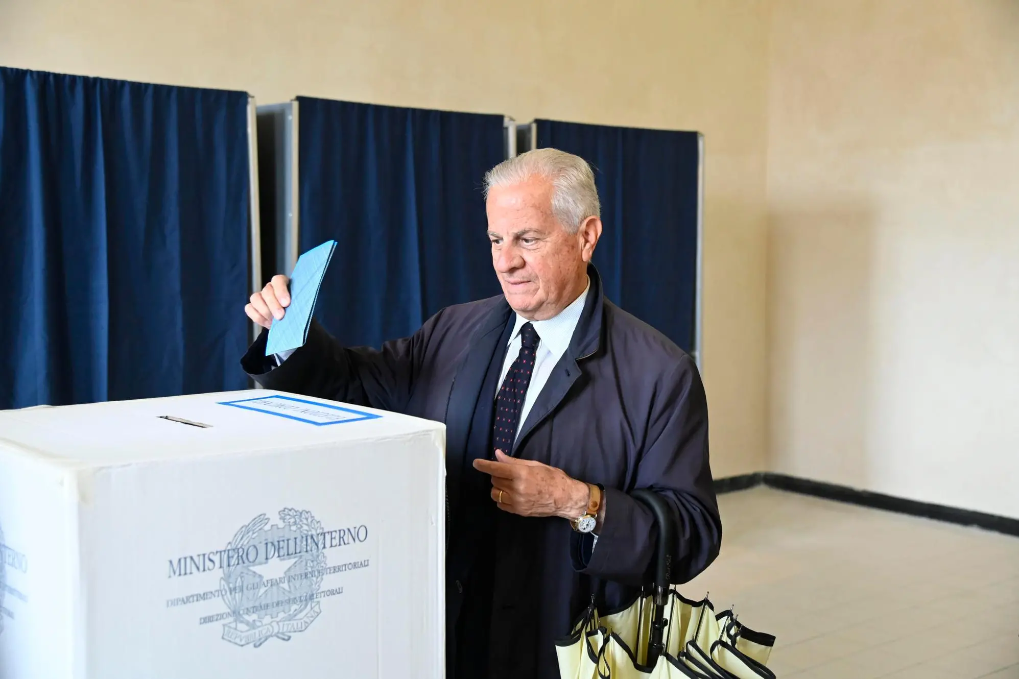 Claudio Scajola candidato sindaco mentre vota per le comunali a Imperia, in una immagine del 14 maggio 2023. ANSA/ROBERTO RUSCELLO