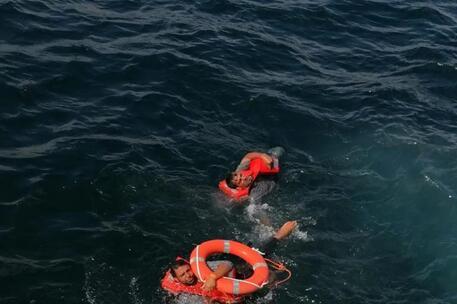 Barca affonda nel mar Egeo: “Dispersi 50 migranti”