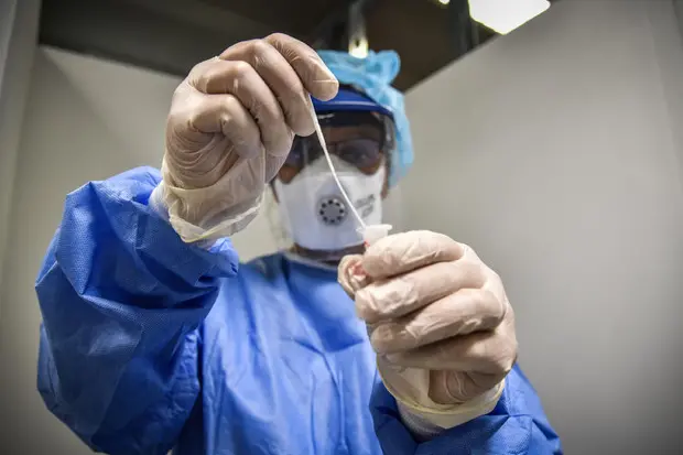 Tampone Covid (foto Ansa)