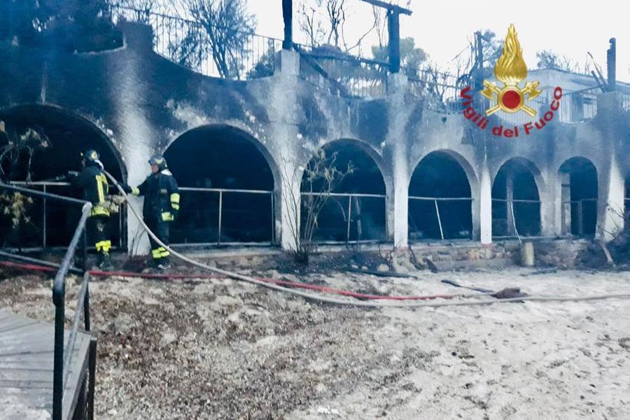 Pula, fuoco al resort di “Temptation Island”: decine di persone evacuate