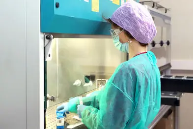 Un laboratorio per l'esame dei tamponi Covid-19 (Ansa)