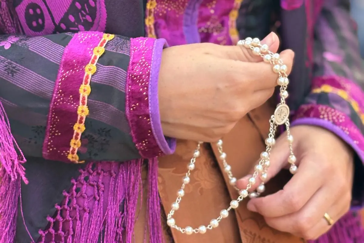 Donna con l'abito tradizionale di Esterzili tiene un rosario in mano (Foto B. Puddu)