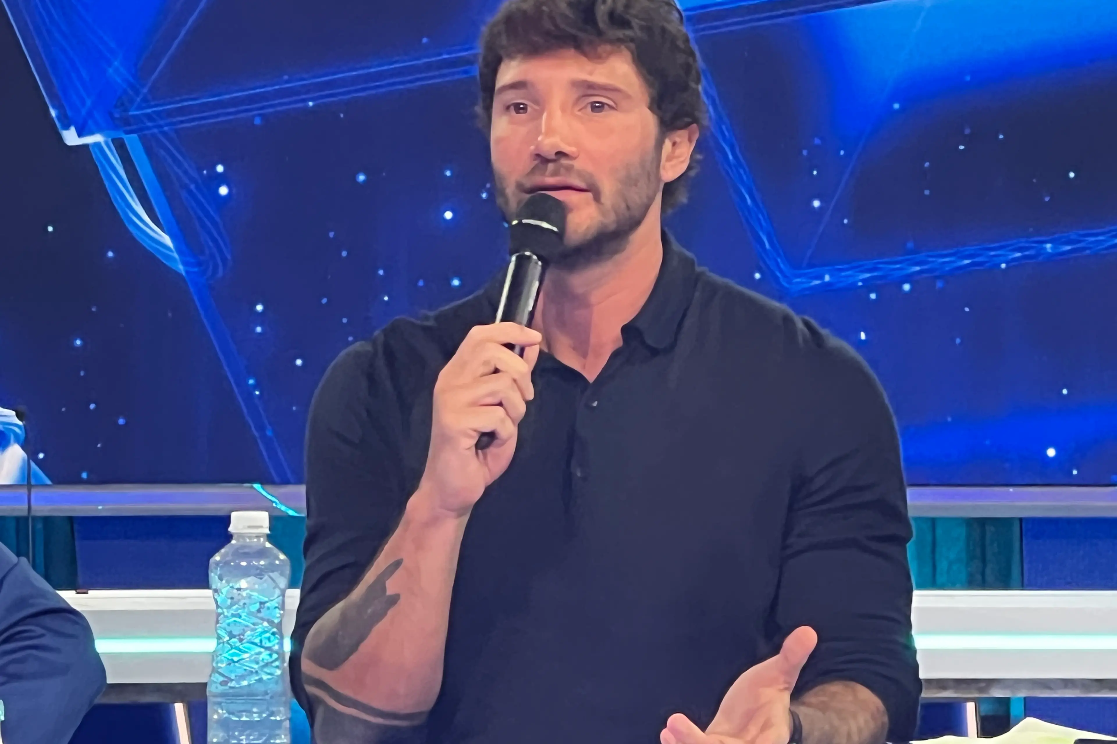 Serata Eurovision e 24 artisti, De Martino presenta le novità di Sanremo 2027: “Sarà il festival dell’intelligenza artigianale”