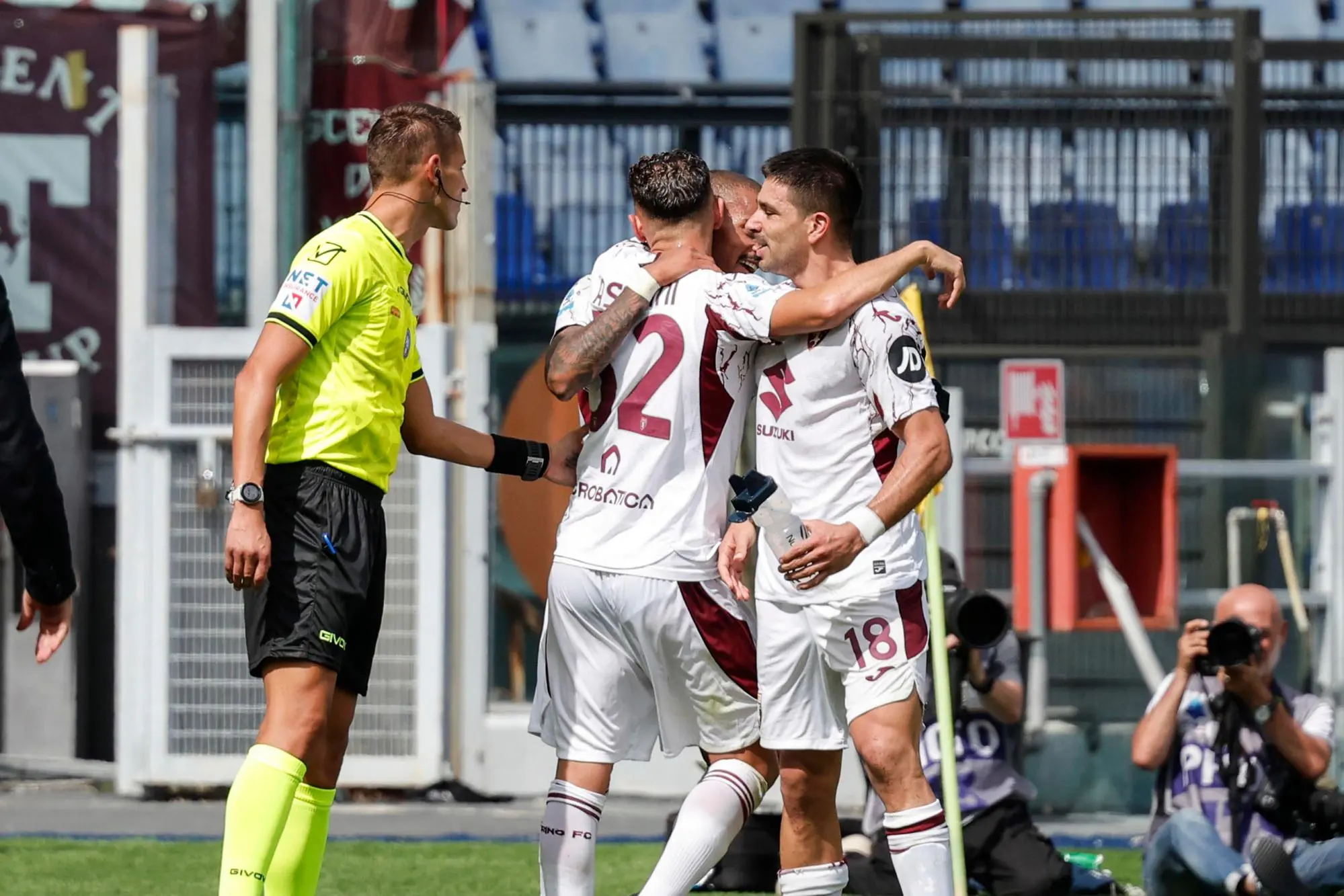 Torino’s players celebrates after scoring the 0 - 1 goal scored by teammate Torino's Giovanni Simeone during the Italian Serie A soccer match between AS Roma vs Torino FC at the Olimpico stadium in Rome, Italy, 14 September 2025. ANSA/GIUSEPPE LAMI
