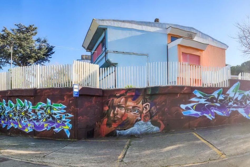 Villaurbana, colore e arte moderna per abbellire il muro di recinzione delle scuole