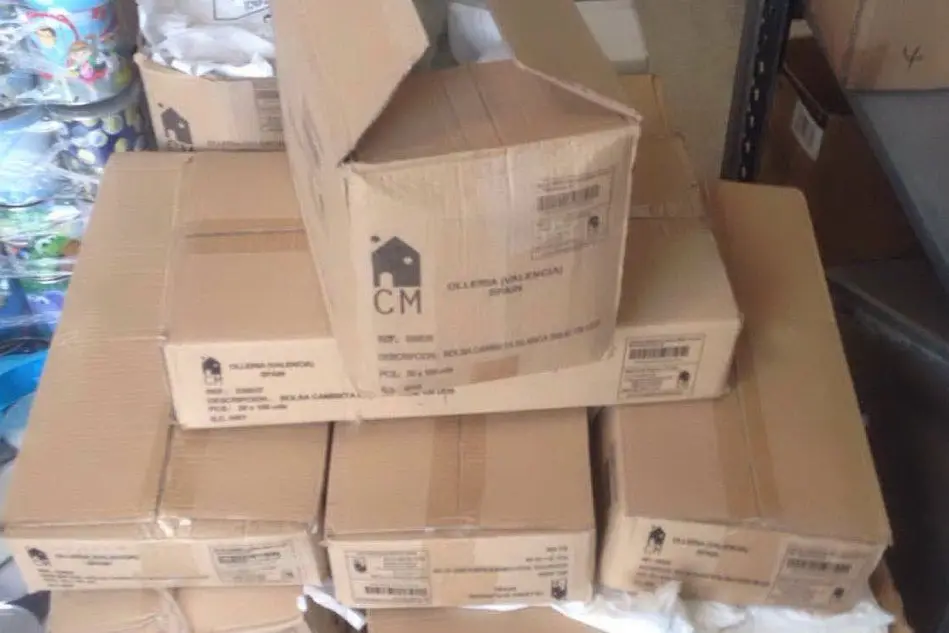Le scatole contenenti parte delle le buste sequestrate