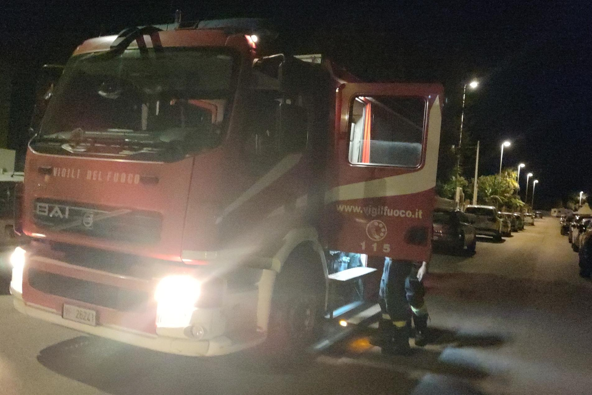 I vigili del fuoco in via delle Ginestre a Porto Torres (L'Unione Sarda - Tellini)