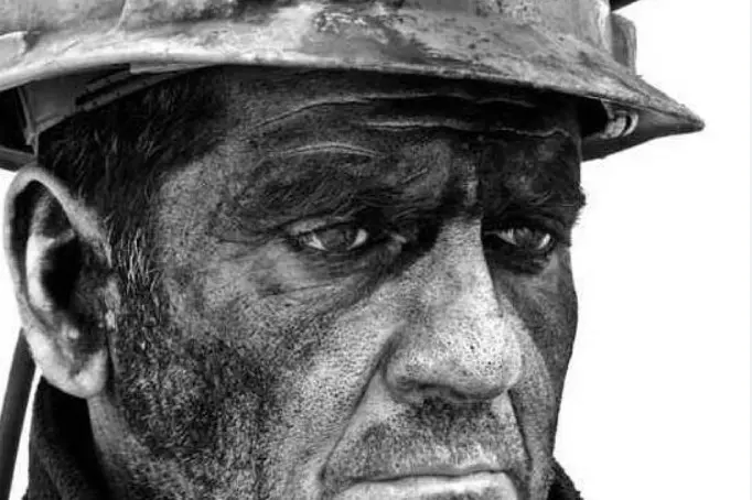 La foto di un minatore realizzata da Adriano Mauri