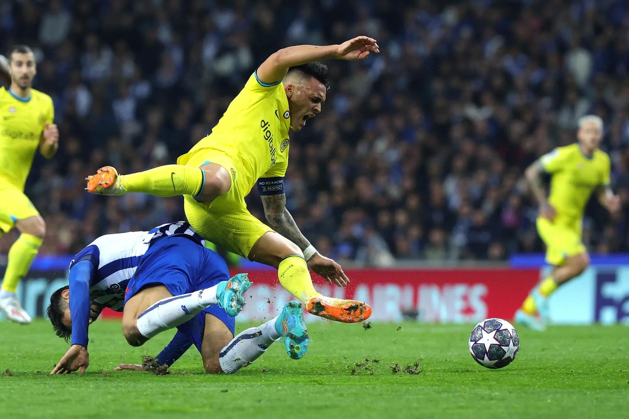 epa10523029 FC Porto's Marko Grujic (L) in action against Inter Milan's Lautaro Martinez (R) during the UEFA Champions League round of 16 second leg match between FC Porto and Inter Milan, in Porto, Portugal, 14 March 2023. EPA/ESTELA SILVA