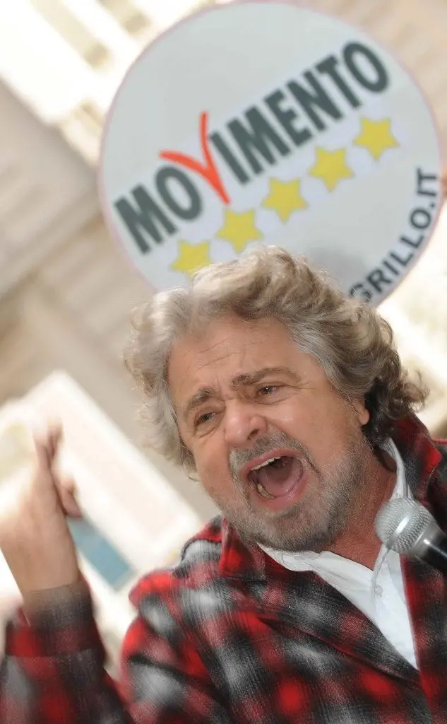 Grillo e lo stemma del Movimento Cinque Stelle