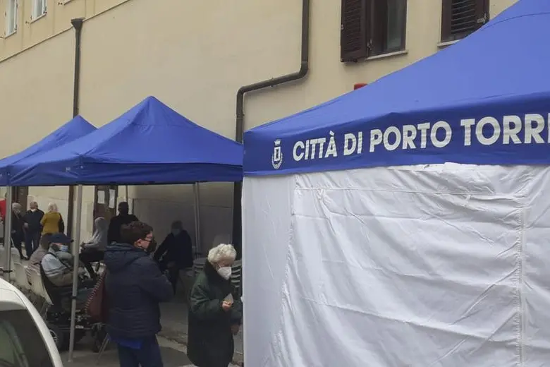 Il centro vaccinale di Porto Torres nella sala Filippo Canu (foto L'Unione Sarda - Tellini)