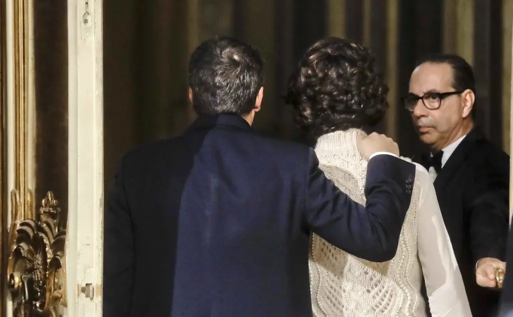 Renzi e la moglie lasciano la conferenza indetta per il commento dei risultati